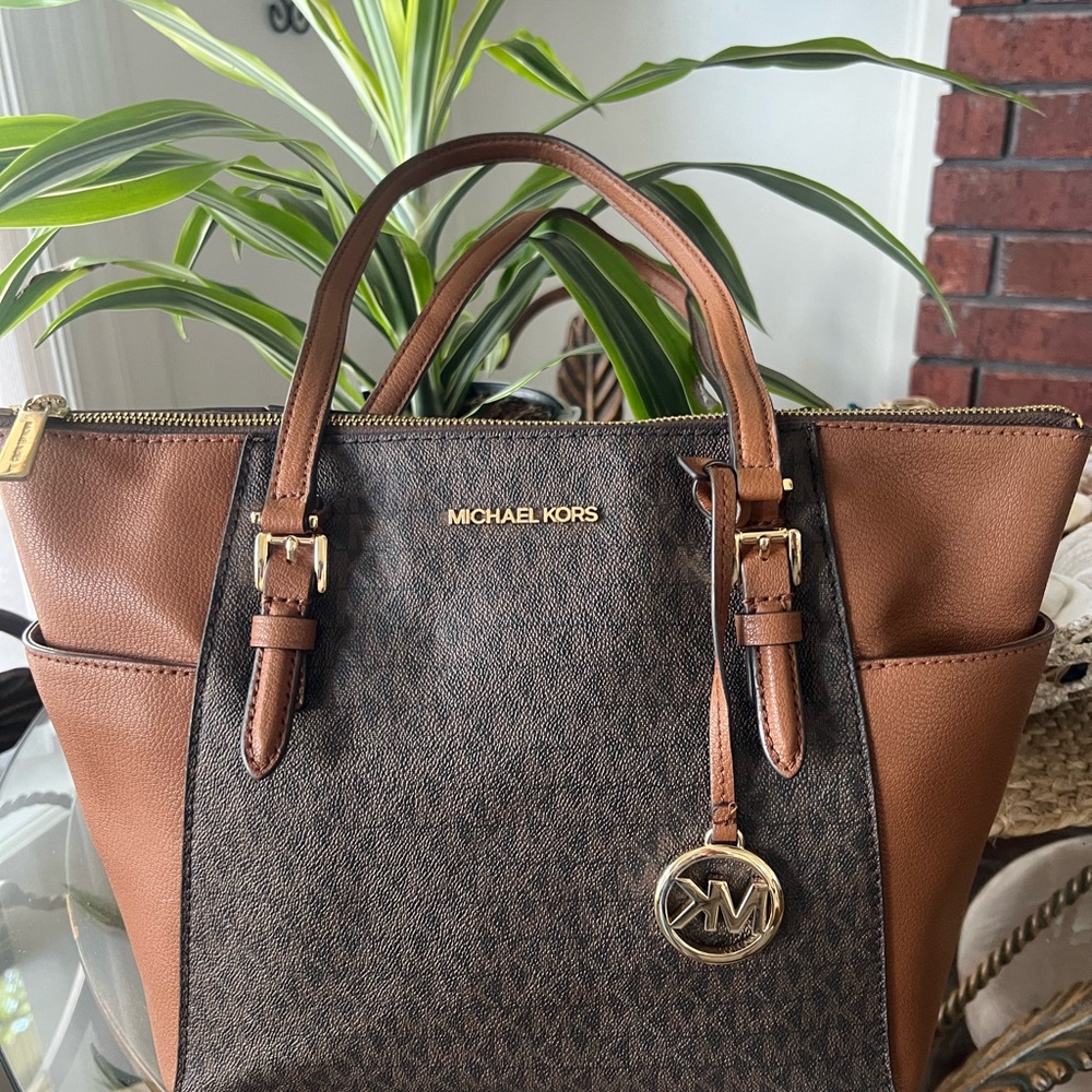 MICHAEL KORS EAST WEST PURSE